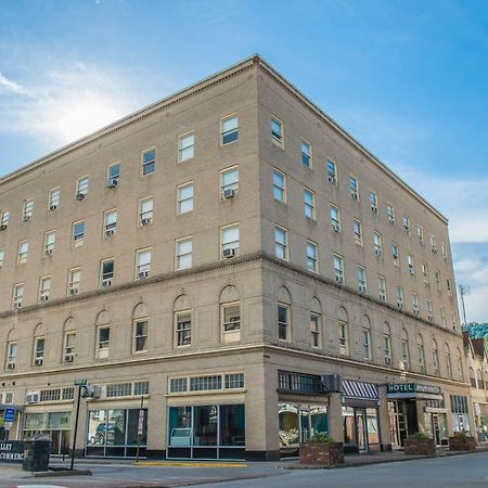 The Mountaineer Hotel Williamson 외부 사진