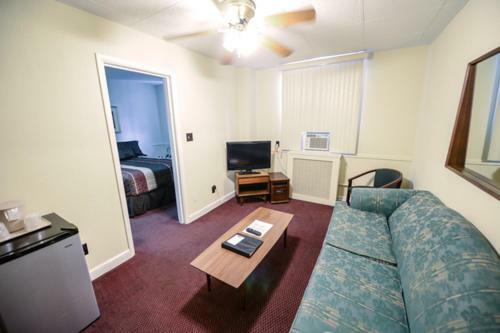 The Mountaineer Hotel Williamson 외부 사진